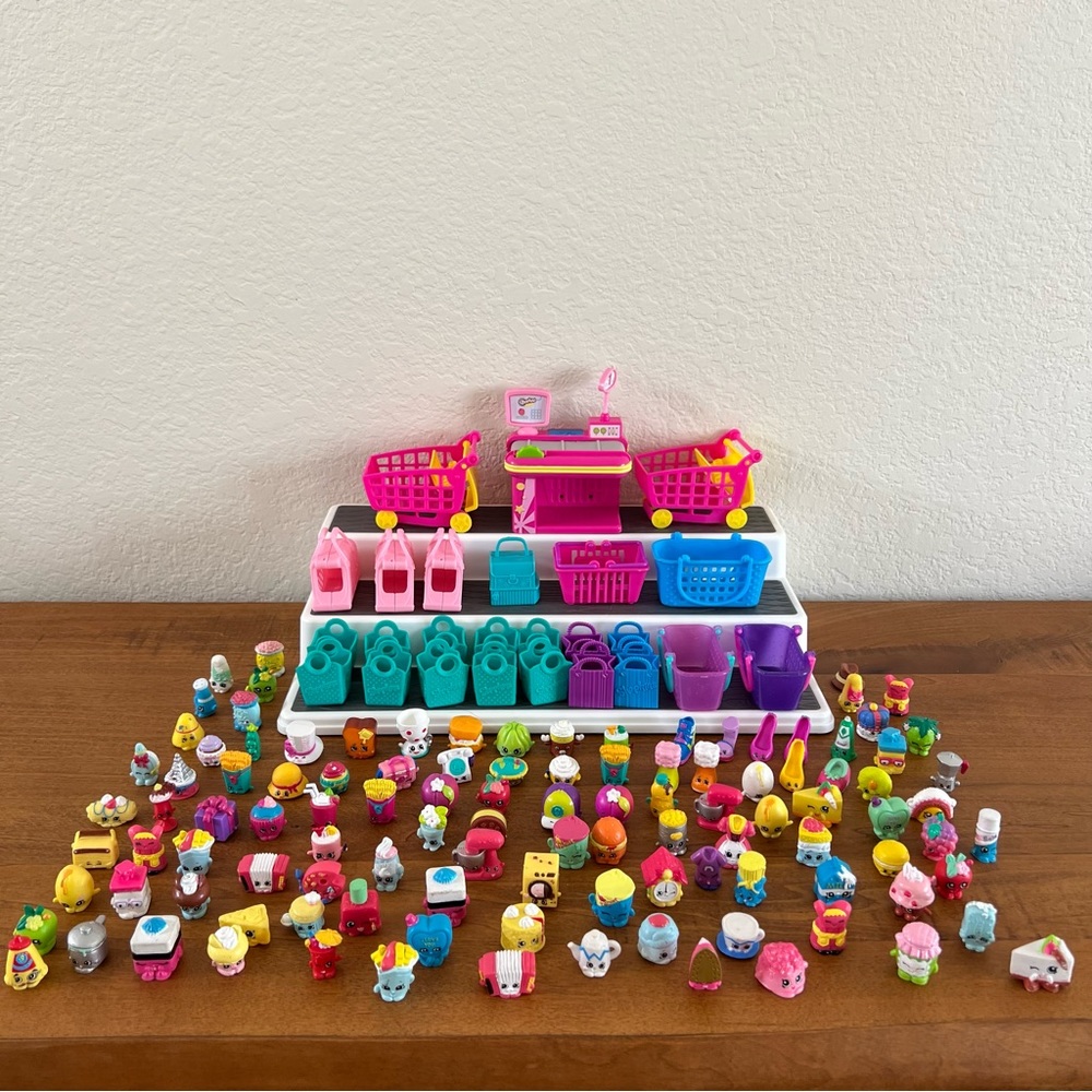 Lot Shopkins from differen  series  136 figurines in total